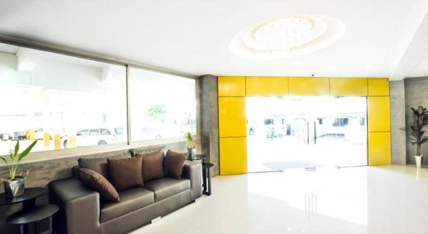 The Circle Hotel Buriram Buitenkant foto